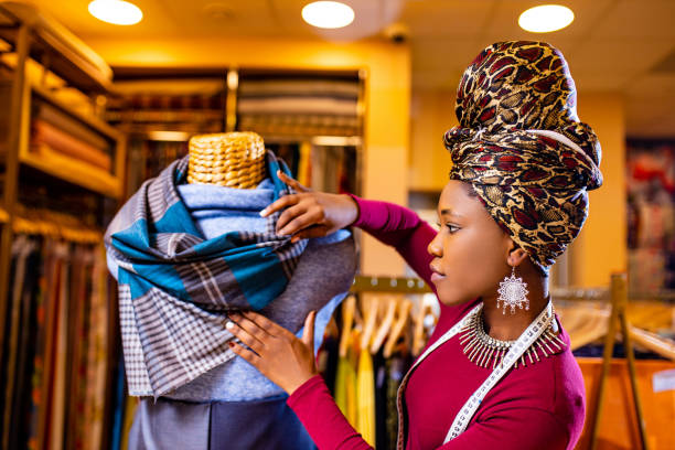 Styliste présentant ses créations